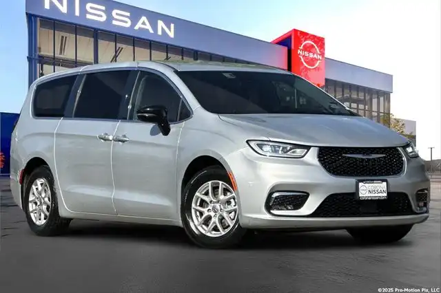 2024 Chrysler Pacifica Touring L's photo