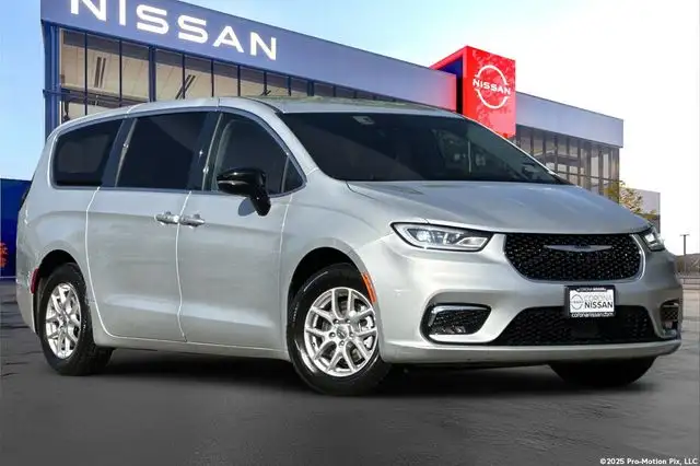2024 Chrysler Pacifica Touring L's photo