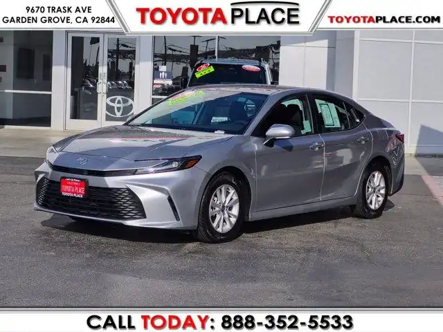 2025 Toyota Camry LE Hybrid's photo