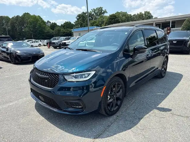 2025 Chrysler Pacifica Limited's photo