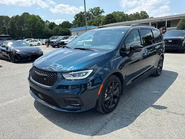 2025 Chrysler Pacifica Limited's photo