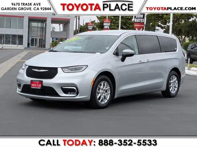 2023 Chrysler Pacifica Touring L's photo