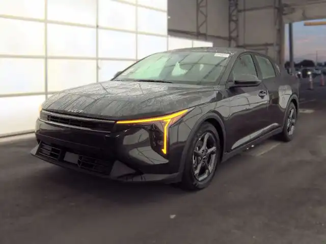 2025 Kia K4 LXS Auto's photo