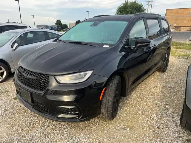 2022 Chrysler Pacifica Limited's photo