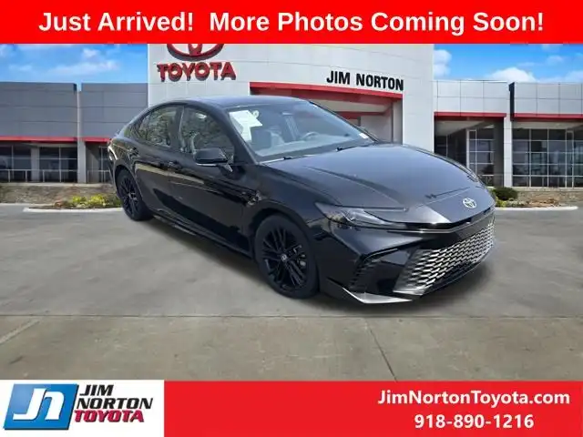 2025 Toyota Camry SE Hybrid's photo