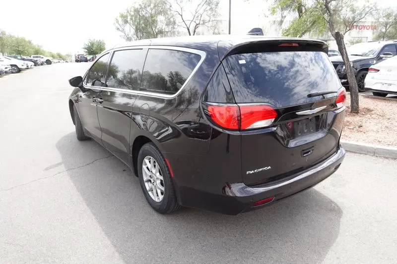 2018 Chrysler Pacifica LX photo 1