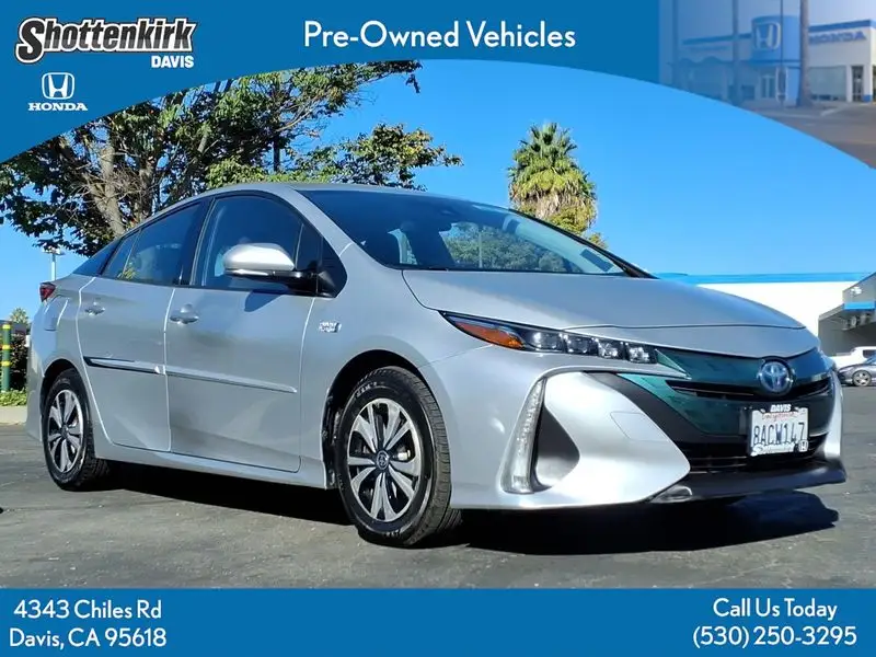 2017 Toyota Prius Prime Plus photo 1