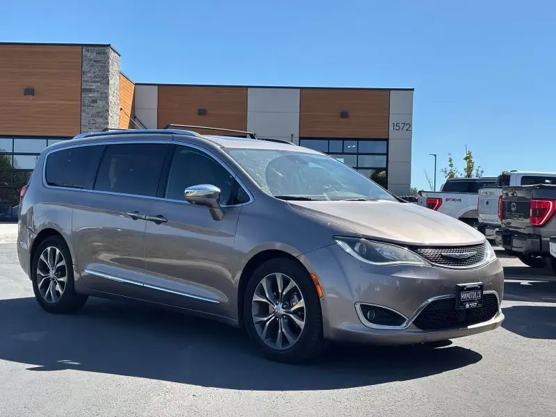 2017 Chrysler Pacifica Limited photo 1