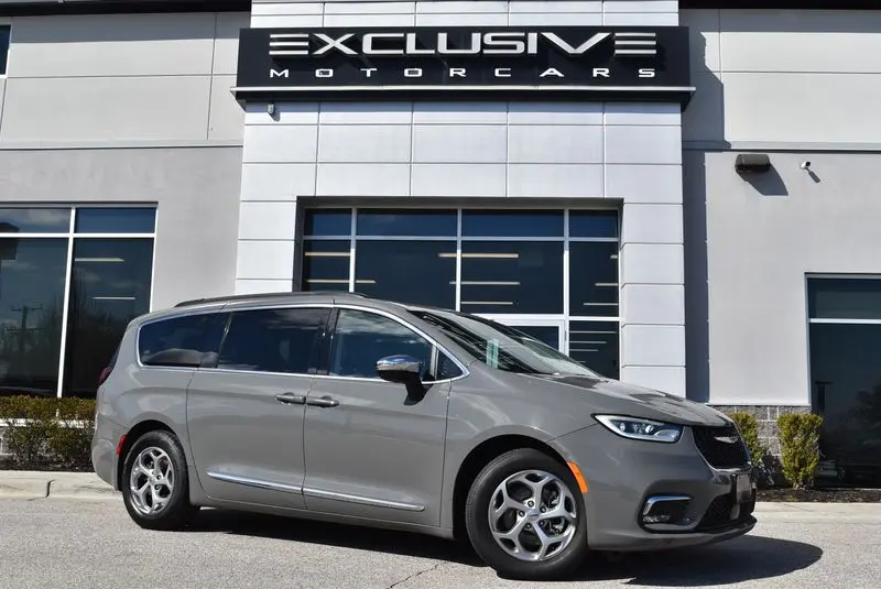 2023 Chrysler Pacifica Limited photo 1