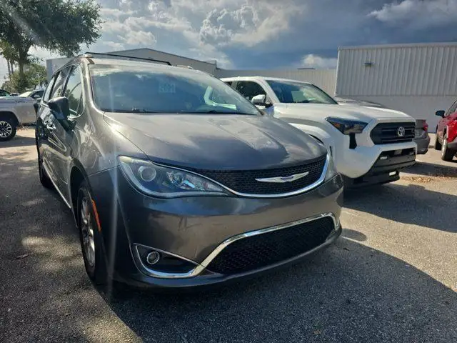 2020 Chrysler Pacifica Touring L photo 1