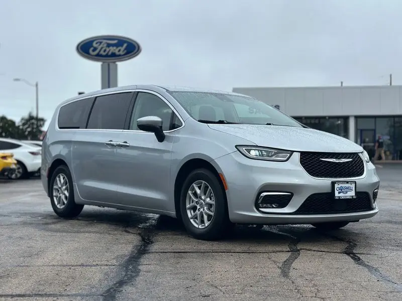 2023 Chrysler Pacifica Touring L photo 1