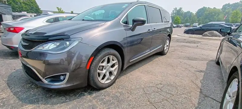2017 Chrysler Pacifica Touring-L Plus photo 1