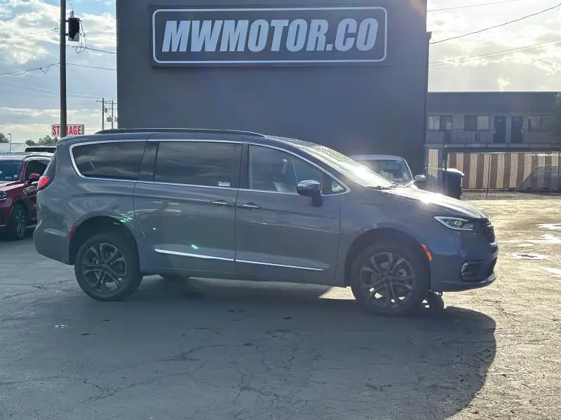 2023 Chrysler Pacifica Limited AWD photo 1