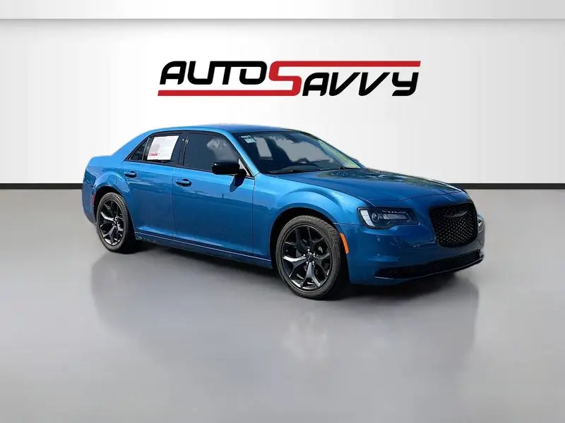 2023 Chrysler 300 Touring photo 1
