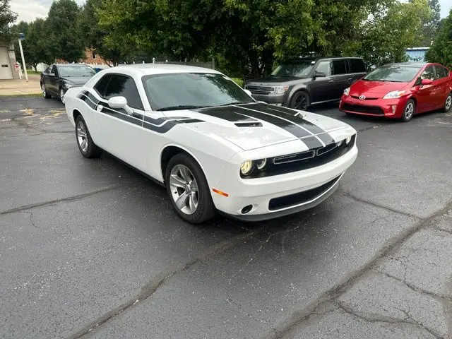 2017 Dodge Challenger SXT photo 1