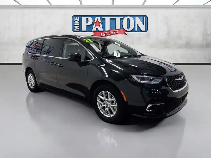 2023 Chrysler Pacifica Touring L photo 1