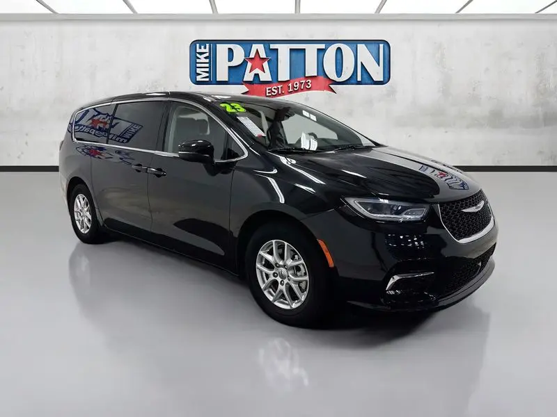 2023 Chrysler Pacifica Touring L photo 1