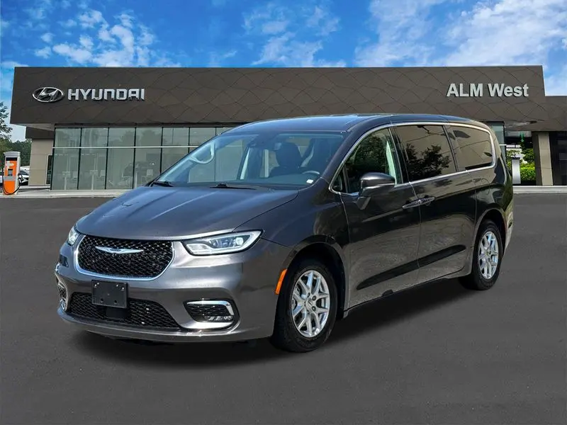 2023 Chrysler Pacifica Touring L photo 1