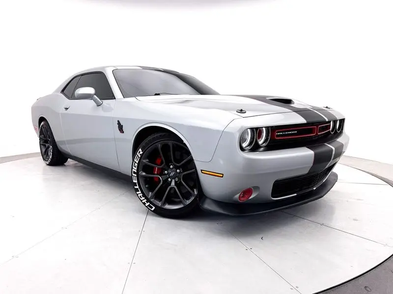 2023 Dodge Challenger R/T photo 1