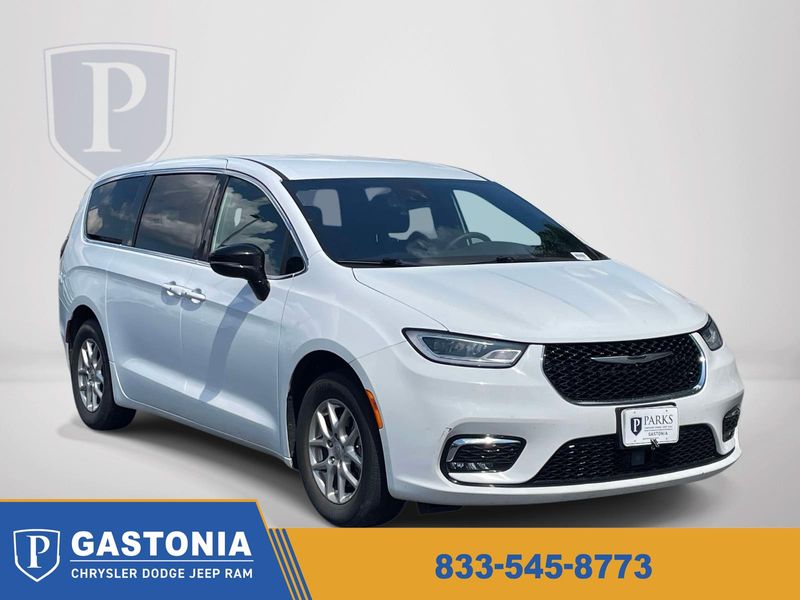 2025 Chrysler Pacifica Select photo 1