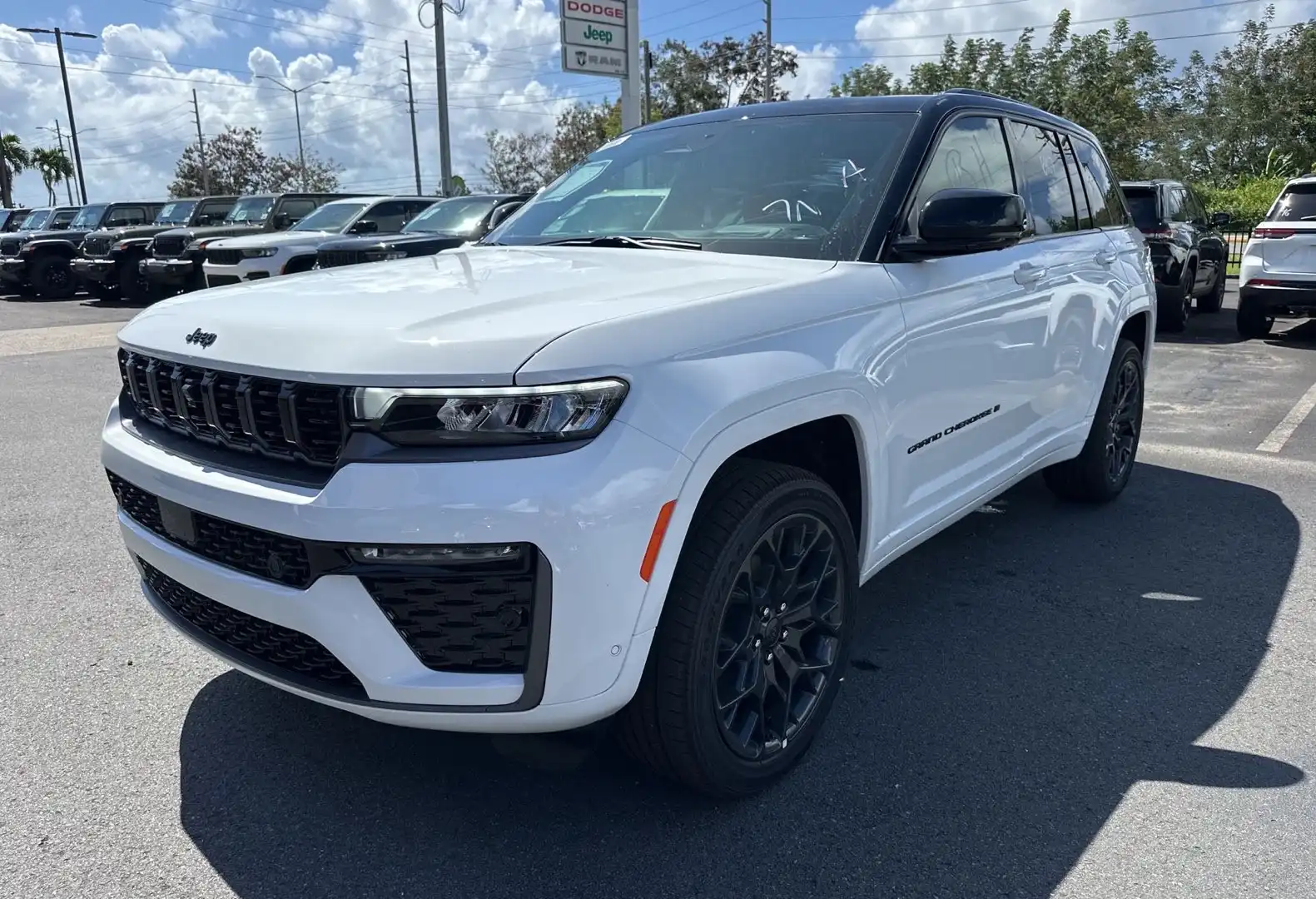 2026 Jeep Grand Cherokee Summit 4x4's photo