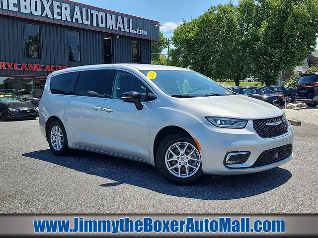2024 Chrysler Pacifica Touring L's photo