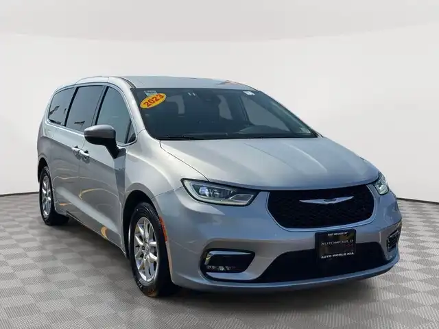 2023 Chrysler Pacifica Touring L's photo