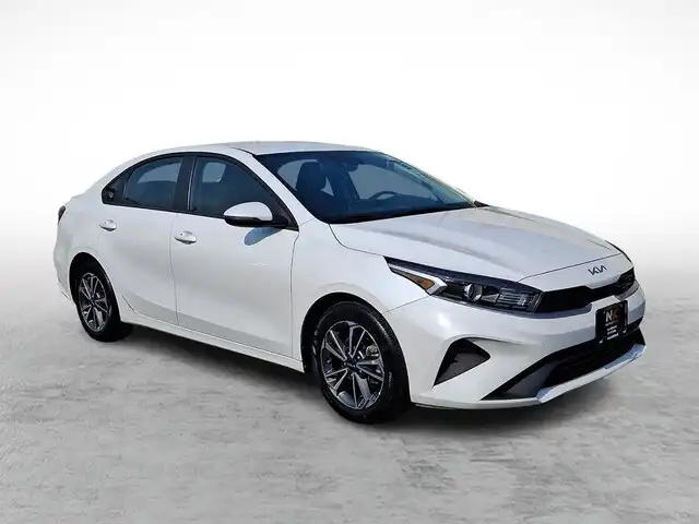 2023 Kia Forte LXS AT's photo
