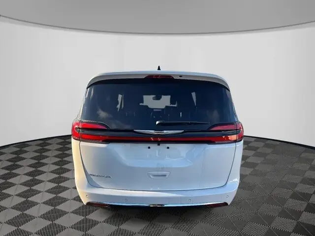 2026 Chrysler Pacifica Select photo 1
