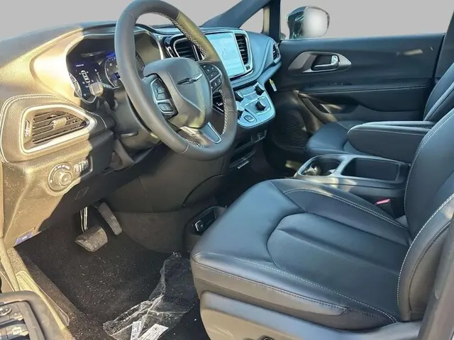 2026 Chrysler Pacifica Select photo 3