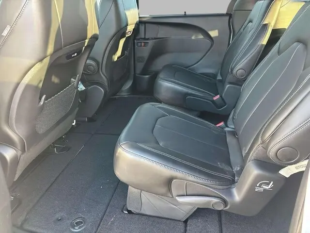 2026 Chrysler Pacifica Select photo 4