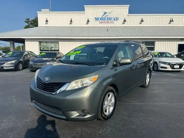 2014 Toyota Sienna LE V6 8-Passenger's photo