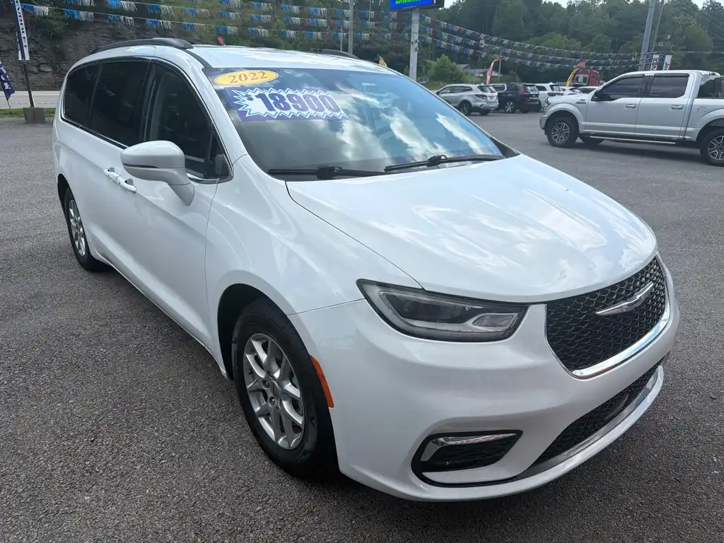 2022 Chrysler Pacifica Touring L's photo