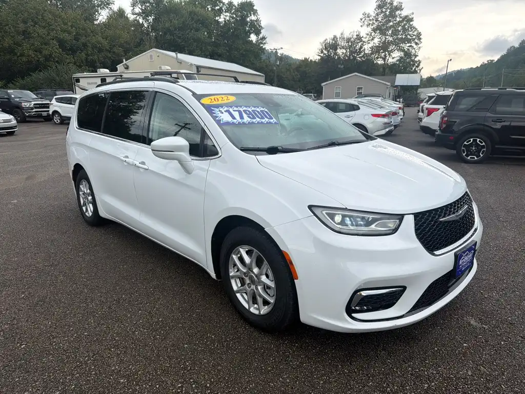 2022 Chrysler Pacifica Touring L's photo