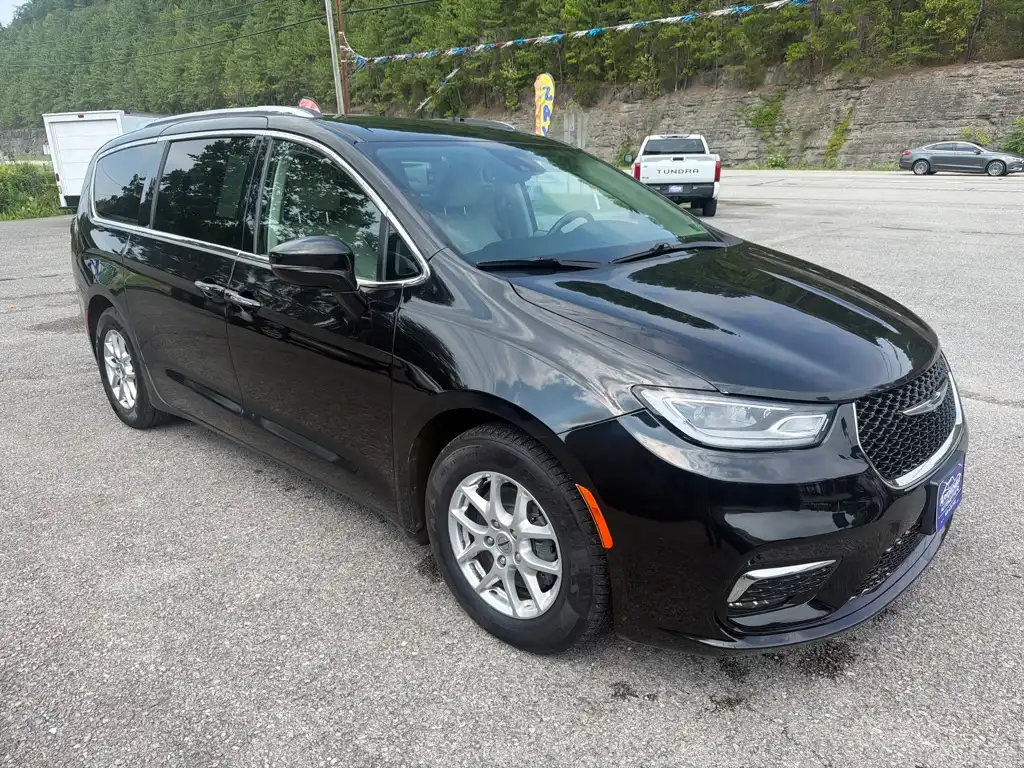 2021 Chrysler Pacifica Touring L's photo