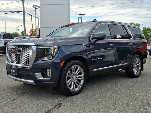 2021 GMC Yukon 4WD Denali photo 3