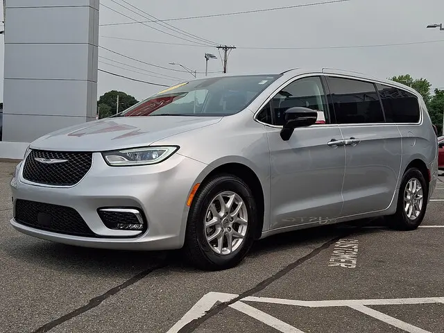 2024 Chrysler Pacifica Touring L photo 3