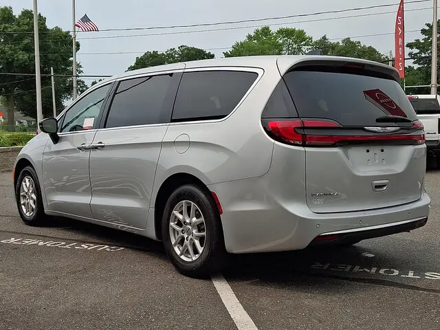2024 Chrysler Pacifica Touring L photo 4
