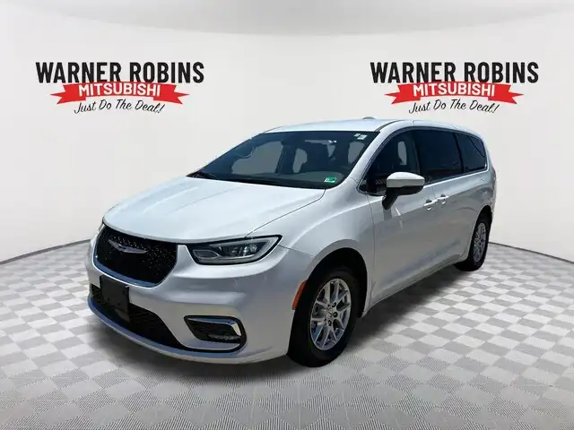 2023 Chrysler Pacifica Touring L's photo