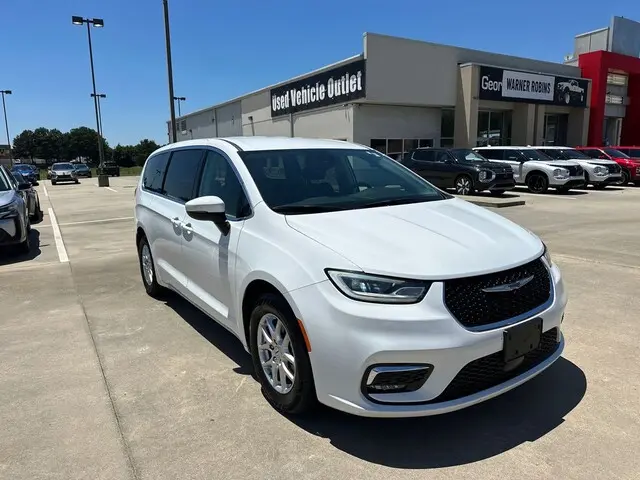 2023 Chrysler Pacifica Touring L photo 3