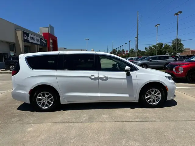 2023 Chrysler Pacifica Touring L photo 4