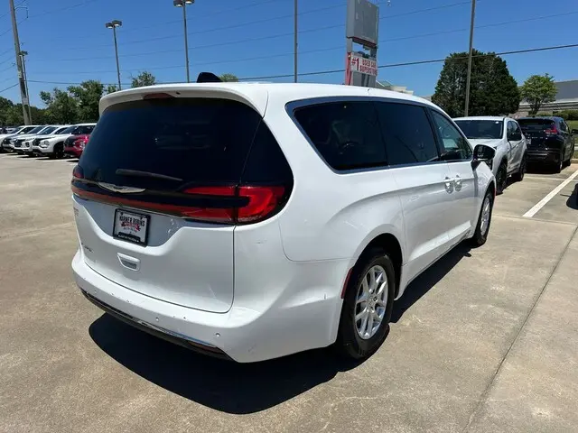 2023 Chrysler Pacifica Touring L photo 5