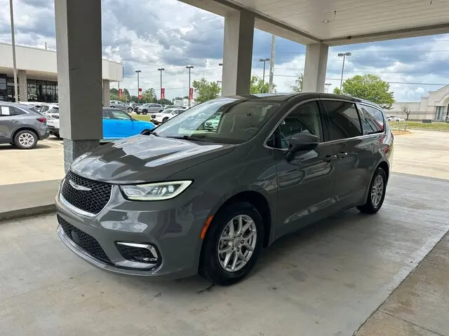 2023 Chrysler Pacifica Touring L photo 3