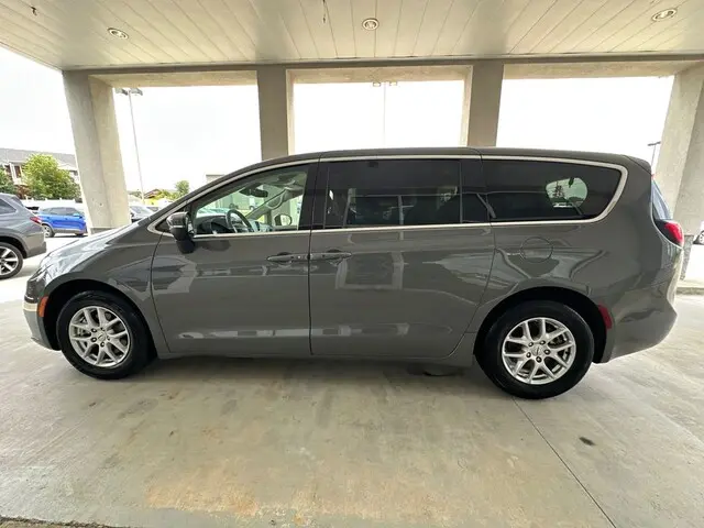 2023 Chrysler Pacifica Touring L photo 4