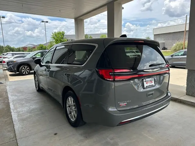 2023 Chrysler Pacifica Touring L photo 5