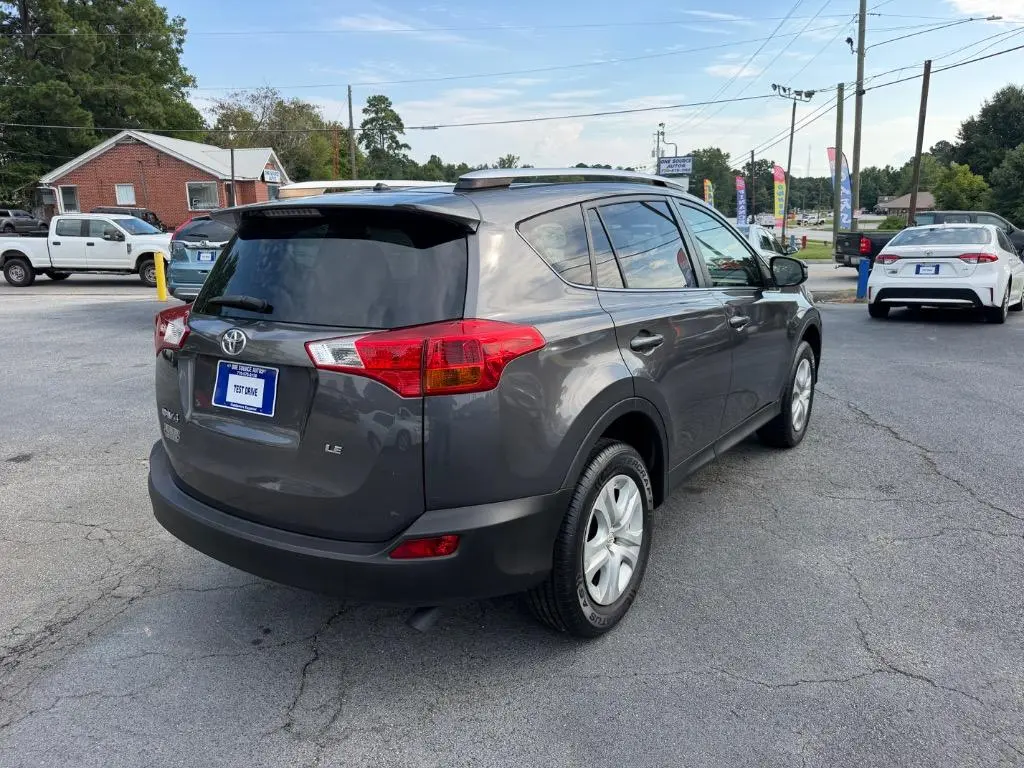 2015 Toyota RAV4 LE photo 4