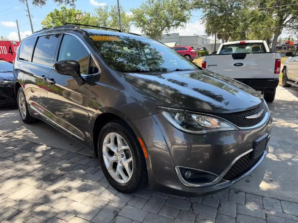 2017 Chrysler Pacifica Touring-L's photo
