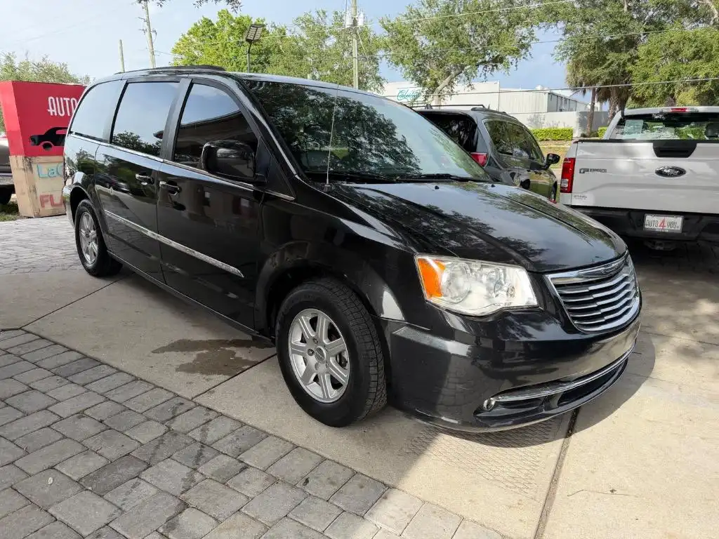 2012 Chrysler Town & Country Touring's photo