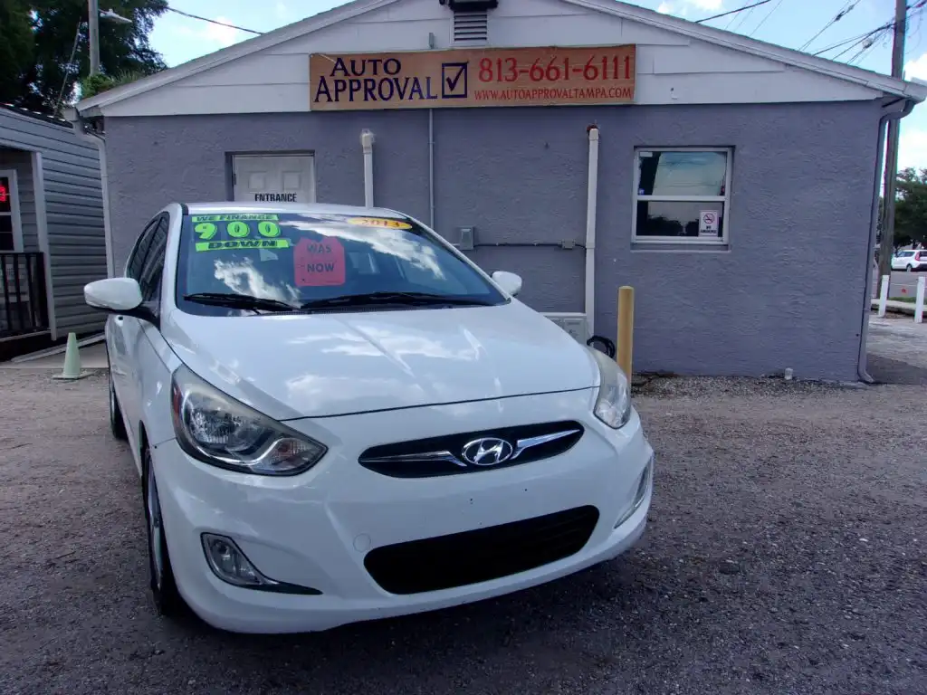 2013 Hyundai Accent SE 5-Door 6-Speed Automatic's photo