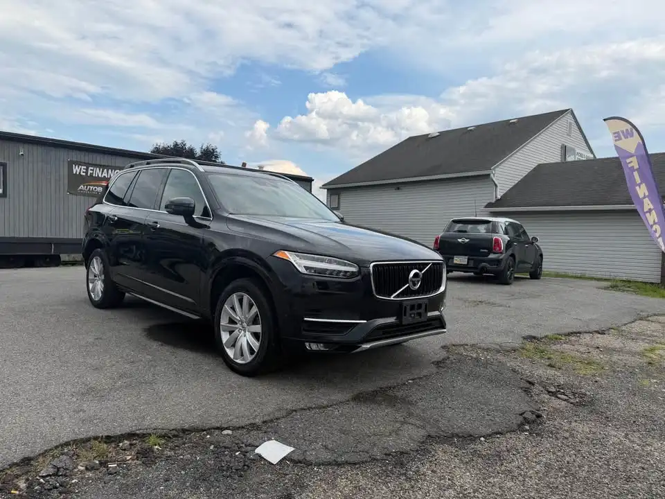 2017 Volvo XC90 T6 AWD Momentum's photo
